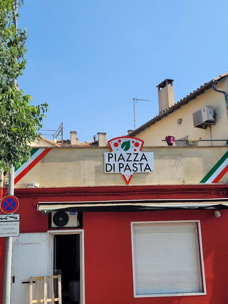 Piazza Di Pasta Nimes