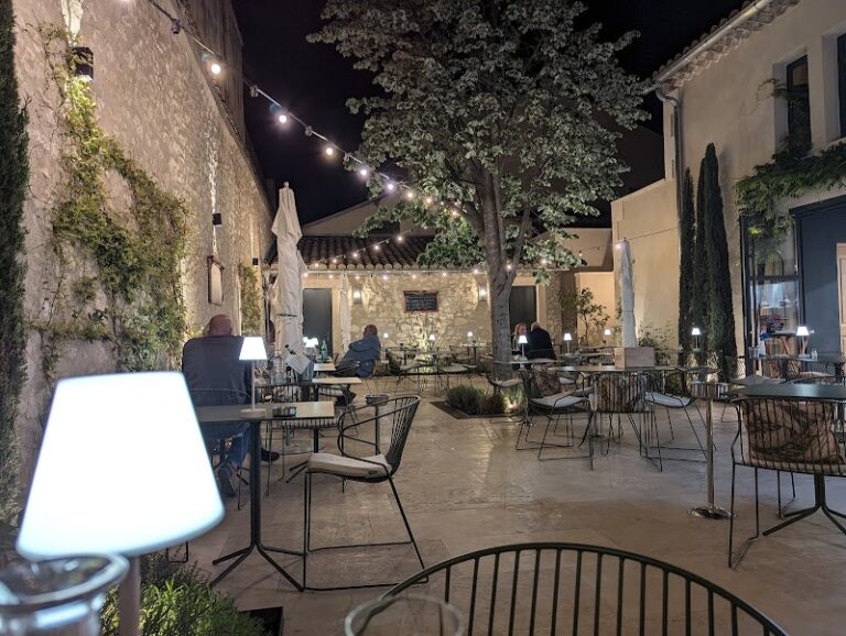 Restaurant Têtes d’Ail à Saint-Rémy-de-Provence, France — photo 1