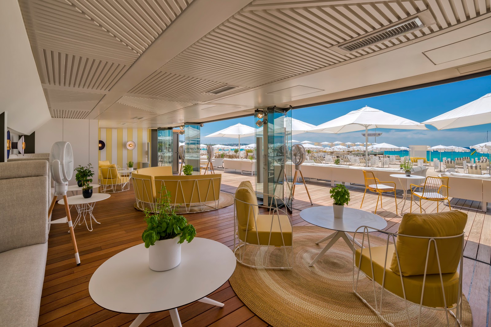 Restaurant Carlton Beach Club à Cannes, France — photo 2