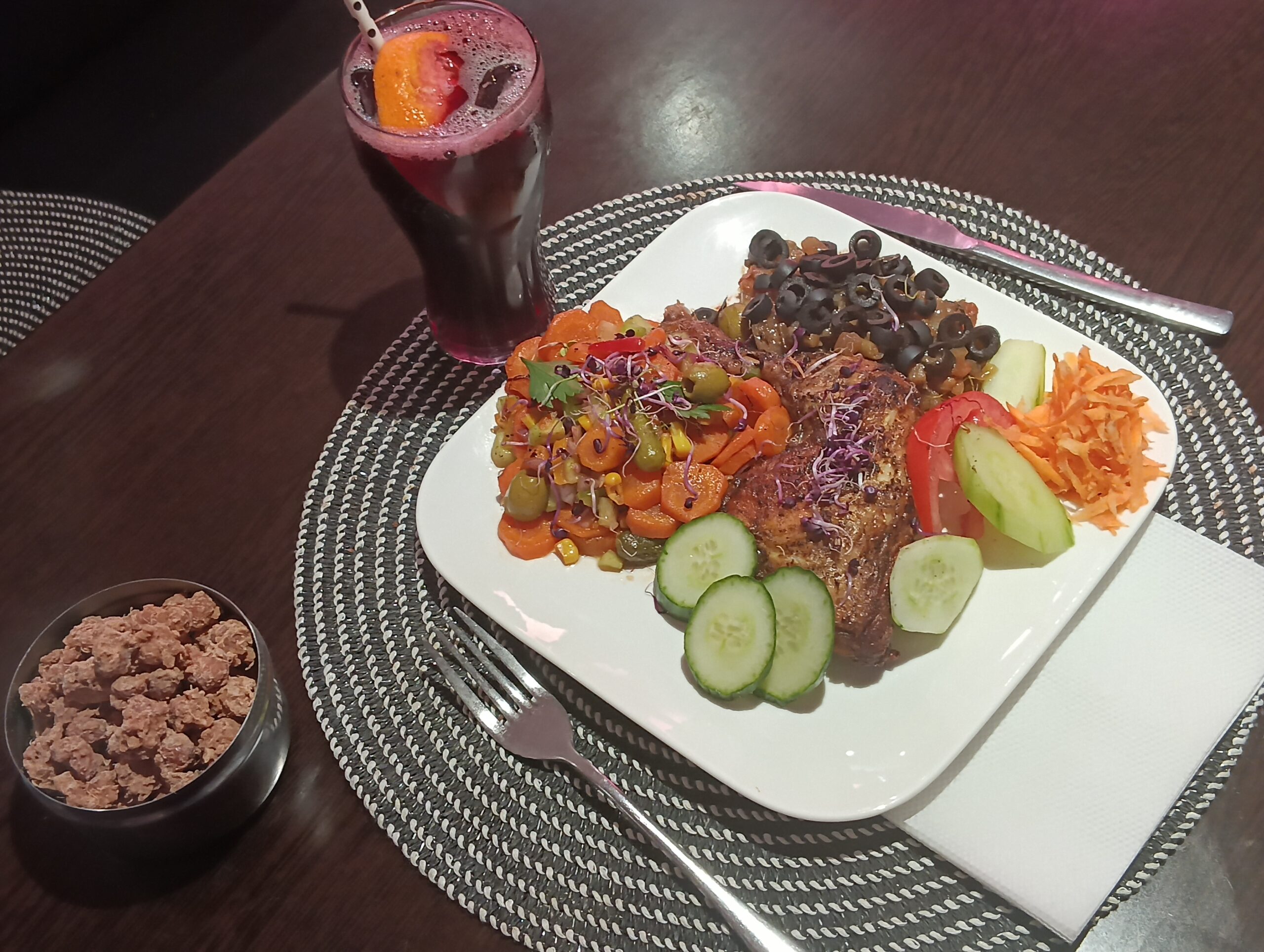 Poulet grillé avec des légumes