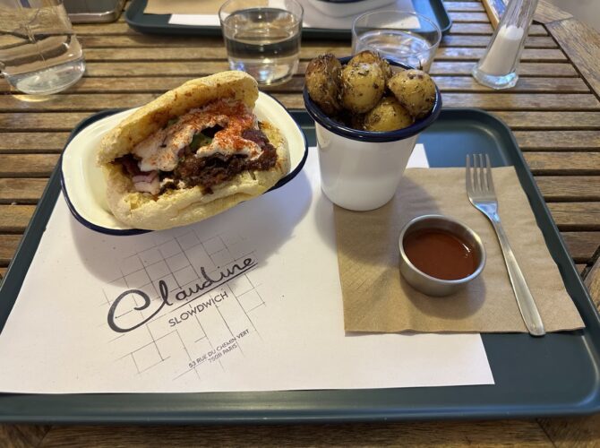 Restaurant Claudine — Le sandwich méditerranéen à cuisson lente à Paris, France