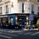 Façade bleu nuit du bistrot Le Bon Georges, rue Saint-Georges à Paris 9e